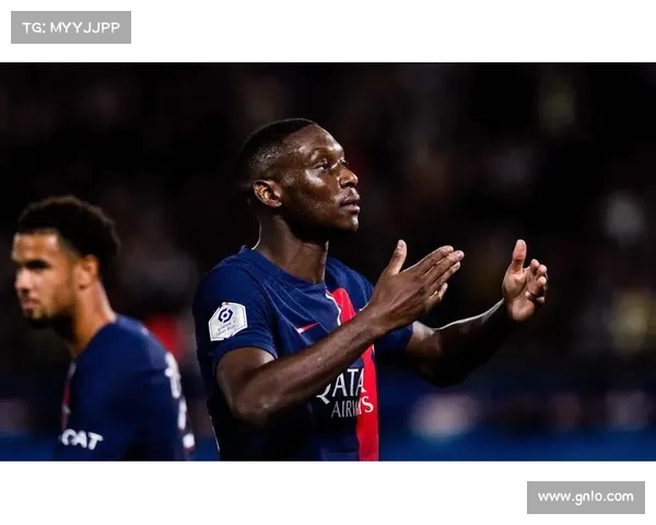 穆阿尼与巴黎计划外球员共同训练 备战新赛季 穆阿尼与巴黎计划外球员共同训练 备战新赛季